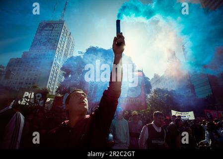 Buenos Aires, Argentine. 18th mai 2023. Un homme tient une flamme de fumée pendant la démonstration. Les chômeurs et les travailleurs informels ont manifesté pour exiger davantage de subventions du gouvernement national de Buenos Aires, en Argentine. Crédit : SOPA Images Limited/Alamy Live News Banque D'Images