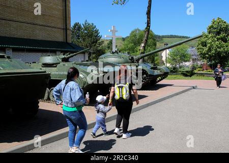 Kislovodsk, Russie. 18th mai 2023. Les gens marchent près du char russe T-62, qui peut être utilisé par l'armée, présenté à l'exposition de matériel militaire dans le Musée historique de Kislovodsk 'Fortress', situé dans la ville de Kislovodsk, Fédération de Russie. Crédit : SOPA Images Limited/Alamy Live News Banque D'Images