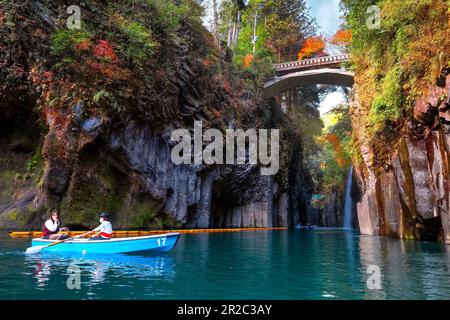 Miyazaki, Japon - novembre 24 2022 : la gorge de Takachiho est un étroit gouffre coupé à travers la roche par la rivière Gokase, de nombreuses activités pour les touristes comme le rowi Banque D'Images