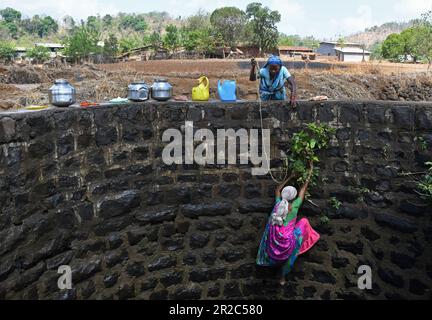 Mumbai, Inde. 16th mai 2023. Une femme est vue grimper d'un puits dans le village de Telamwadi près de Vihigaon, Shahapur taluka du district de Thane près de Mumbai. Les villageois sont confrontés à une pénurie aiguë d'eau pendant les mois d'été, car ils reçoivent l'eau par camion transportant de l'eau qui ne vide l'eau dans le puits qu'une fois par jour, ce qui est insuffisant pour eux et leur bétail pour une utilisation quotidienne. Crédit : SOPA Images Limited/Alamy Live News Banque D'Images