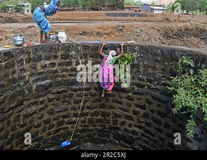 Mumbai, Maharashtra, Inde. 16th mai 2023. Une femme est vue grimper d'un puits dans le village de Telamwadi près de Vihigaon, Shahapur taluka du district de Thane près de Mumbai. Les villageois sont confrontés à une pénurie aiguë d'eau pendant les mois d'été, car ils reçoivent l'eau par camion transportant de l'eau qui ne vide l'eau dans le puits qu'une fois par jour, ce qui est insuffisant pour eux et leur bétail pour une utilisation quotidienne. (Credit image: © Ashish Vaishnav/SOPA Images via ZUMA Press Wire) USAGE ÉDITORIAL SEULEMENT! Non destiné À un usage commercial ! Banque D'Images