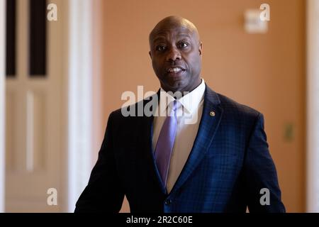 Le sénateur américain Tim Scott (républicain de la Caroline du Sud) traverse le Capitole à Washington, DC, jeudi, 18 mai 2023. Crédit : Julia Nikhinson/CNP/MediaPunch Banque D'Images