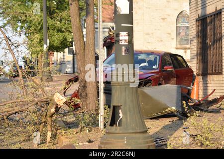 Paterson, États-Unis. 18th mai 2023. Un seul véhicule s'écrase dans un arbre et une boîte aux lettres, laissant plusieurs branches, des dommages importants et des débris encombrant les trottoirs et la chaussée. Un seul véhicule s'est écrasé dans un arbre et une boîte aux lettres, ce qui a nécessité à une personne d'obtenir la RCP. Pour le moment, on ne sait pas dans quelle condition se trouve l'individu. La scène a été tenue avec de la bande de scène de crime. La police de Paterson a gardé la zone pour préserver les preuves. L'accident s'est produit vers 7 h 00, heure de l'est, jeudi soir. Crédit : SOPA Images Limited/Alamy Live News Banque D'Images