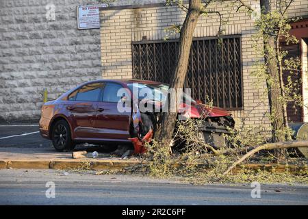 Paterson, États-Unis. 18th mai 2023. Un seul véhicule s'écrase dans un arbre et une boîte aux lettres, laissant plusieurs branches, des dommages importants et des débris encombrant les trottoirs et la chaussée. Un seul véhicule s'est écrasé dans un arbre et une boîte aux lettres, ce qui a nécessité à une personne d'obtenir la RCP. Pour le moment, on ne sait pas dans quelle condition se trouve l'individu. La scène a été tenue avec de la bande de scène de crime. La police de Paterson a gardé la zone pour préserver les preuves. L'accident s'est produit vers 7 h 00, heure de l'est, jeudi soir. Crédit : SOPA Images Limited/Alamy Live News Banque D'Images