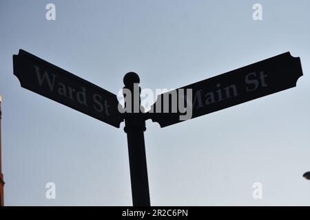 Paterson, États-Unis. 18th mai 2023. Signalisation à l'intersection où l'accident a eu lieu. Un seul véhicule s'est écrasé dans un arbre et une boîte aux lettres, ce qui a nécessité à une personne d'obtenir la RCP. Pour le moment, on ne sait pas dans quelle condition se trouve l'individu. La scène a été tenue avec de la bande de scène de crime. La police de Paterson a gardé la zone pour préserver les preuves. L'accident s'est produit vers 7 h 00, heure de l'est, jeudi soir. Crédit : SOPA Images Limited/Alamy Live News Banque D'Images