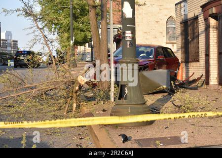 Paterson, États-Unis. 18th mai 2023. Un seul véhicule s'écrase dans un arbre et une boîte aux lettres, laissant plusieurs branches, des dommages importants et des débris encombrant les trottoirs et la chaussée. Un seul véhicule s'est écrasé dans un arbre et une boîte aux lettres, ce qui a nécessité à une personne d'obtenir la RCP. Pour le moment, on ne sait pas dans quelle condition se trouve l'individu. La scène a été tenue avec de la bande de scène de crime. La police de Paterson a gardé la zone pour préserver les preuves. L'accident s'est produit vers 7 h 00, heure de l'est, jeudi soir. (Photo de Kyle Mazza/SOPA Images/Sipa USA) crédit: SIPA USA/Alay Live News Banque D'Images