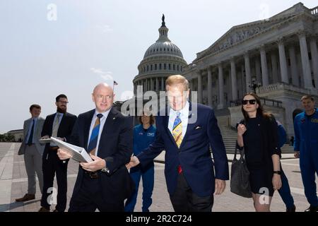 Le sénateur américain Mark Kelly (démocrate de l'Arizona) et Bill Nelson, administrateur de la National Aeronautics and Space Administration (NASA), se promènaient à une conférence de presse sur la mission Artémis II de la NASA devant le Capitole à Washington, DC, jeudi, 18 mai 2023. Crédit : Julia Nikhinson/CNP Banque D'Images