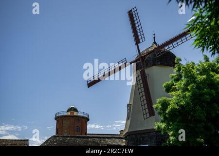 Solvang est une ville de la vallée Santa Ynez, dans le sud de la Californie. Il est connu pour son architecture de style danois et ses nombreuses caves de vinification. Banque D'Images