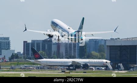 Richmond, Colombie-Britannique, Canada. 16th mai 2023. Un avion de ligne à corps étroit WestJet Boeing 737-8 MAX (C-GAMQ) part de l'aéroport international de Vancouver. Un Boeing 777 d'Air Canada est vu en arrière-plan. (Credit image: © Bayne Stanley/ZUMA Press Wire) USAGE ÉDITORIAL SEULEMENT! Non destiné À un usage commercial ! Banque D'Images