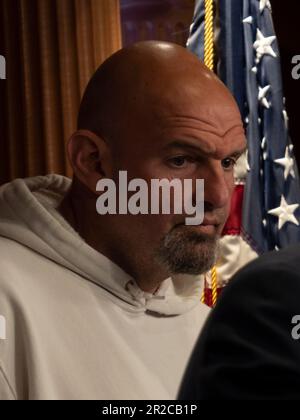 18 mai 2023, Washington, District de Columbia, Etats-Unis: Le sénateur JOHN FETTERMAN (D-PA) est l'un des 11 sénateurs qui ont signé une lettre au président Biden qui l'a appelé à exercer l'amendement de 14th pour résoudre l'impasse dans laquelle se trouvent les négociations sur le plafond de la dette du Congrès. L'amendement de 14th de la Constitution stipule: Ãƒ''la validité de la dette publique des StatesÃƒ unies''' ne sera pas remise en cause. (Credit image: © Sue Dorfman/ZUMA Press Wire) USAGE ÉDITORIAL SEULEMENT! Non destiné À un usage commercial ! Banque D'Images