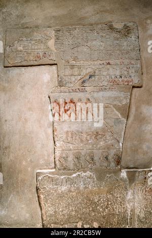 l'égypte antique couleur des images sur le mur dans la tombe. Grande étape pyramide de Djoser, Saqqara. Le Caire, Égypte. La tombe des pharaons. L'Égypte antique écrit sur Banque D'Images