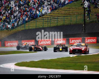 SUZUKA, JAPON, circuit de Suzuka, 9. Octobre : Max Verstappen (NED), Charles Leclerc (MCO) et Sergio Perez (MEX) suivent une voiture de sécurité lors du Grand Prix du Japon F1. Banque D'Images