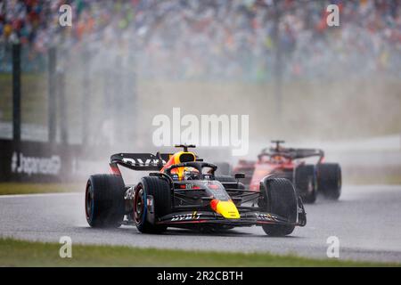 SUZUKA, JAPON, circuit de Suzuka, 9. Octobre : Max Verstappen (NED) de l'équipe Red Bull dirige la course après un redémarrage. Banque D'Images