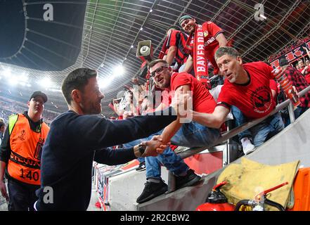 BayArena Leverkusen Allemagne 18.5.2023 football: Europa League demi-jambe deux, Bayer 04 Leverkusen (B04, rouge) vs AS Roma (ASR, blanc) — Team Leverkusen remercie ses fans après le match, Team Manager Xabi Alonso (B04) Banque D'Images