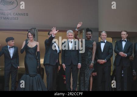 Cannes, France. 18th mai 2023. CANNES, FRANCE - 18 MAI : (G-D) Athann Isidore, Phoebe Waller-Bridge, James Mangold, Harrison Ford, Mads Mikkelsen, Boyd Holbrook, et Shaunette Renee Wilson assistent au tapis rouge « Indiana Jones et le cadran du destin » lors du festival annuel de Cannes 76th au Palais des Festivals sur 18 mai 2023 à Cannes, France (photo de Luca Carlino/NurPhoto)0 crédit : NurumPhoto SRL/Alamy Live News Banque D'Images