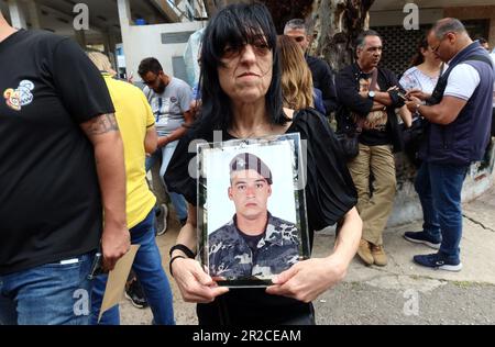 Beyrouth, Liban. 18th mai 2023. Les familles des victimes de port Blaste manifestent à Adlye, le Palais de Justice, à Beyrouth, au Liban, sur 18 mai 2023. Vers midi, des parents en colère ont brûlé des pneus à l'extérieur du palais pour demander justice pour leurs proches. (Photo d'Elisa Gestri/SIPA USA) crédit: SIPA USA/Alay Live News Banque D'Images