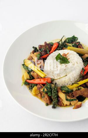 PAD Krapow Gai poulet thaï épicé sauté de légumes sur une assiette blanche Banque D'Images