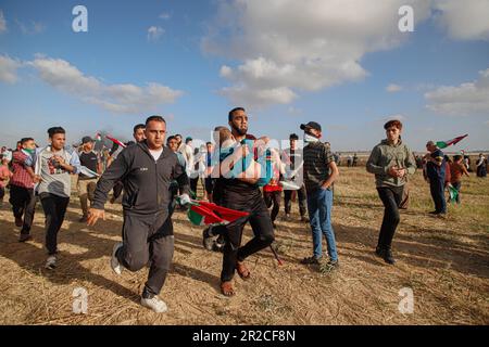 Palestine. 18th mai 2023. Les Palestiniens participent à une « marche du drapeau » le long de la frontière avec Israël à l'est de la ville de Gaza en réponse au jour de Jérusalem, un événement annuel au cours duquel les nationalistes israéliens célèbrent la conquête israélienne de Jérusalem-est après la guerre de six jours de 1967. Bande de Gaza, 18 mai 2023. Photo de Habboub Ramez/ABACAPRESS.COM crédit: Abaca Press/Alay Live News Banque D'Images