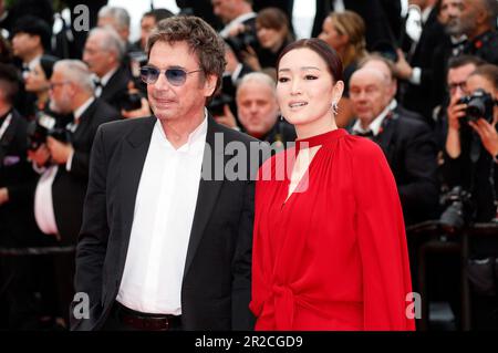 Cannes, Frankreich. 18th mai 2023. Jean-Michel Jarre mit Ehefrau Gong Li BEI der Premiere des Kinofilm 'Indiana Jones and the Dial of Destiny/Indiana Jones und das Rad des Schicksalss' auf dem Festival de Cannes 2023/76. Internationale Filmfestspiele von Cannes im Palais des Festivals. Cannes, 18.05.2023 crédit: Geisler-Fotopress GmbH/Alay Live News Banque D'Images