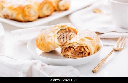 Strudel aux pommes maison à la cannelle, tarte aux pommes avec une tasse de thé aux fruits Banque D'Images