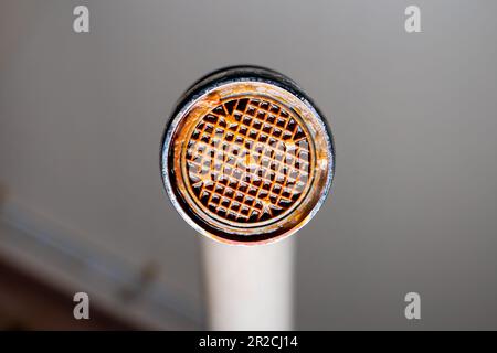 diffuseur d'aérateur dans le robinet en gros plan. Corrosion et dépôts de tartre de l'eau. Vieux robinet d'eau sale dans le lavabo sur un fond flou Banque D'Images