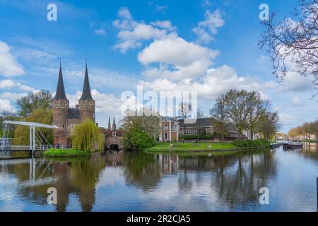 Delft, pays-Bas - 26 avril.2023: Vue sur la porte est de Delft, le long du canal de Delftse Sie, pays-Bas. Banque D'Images