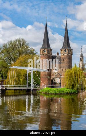 Delft, pays-Bas - 26 avril.2023: Vue sur la porte est de Delft, le long du canal de Delftse Sie, pays-Bas. Banque D'Images