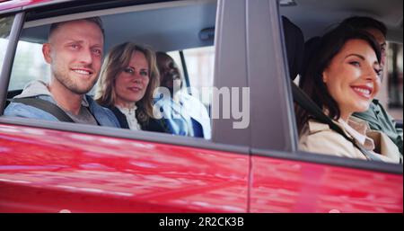 Groupe d'amis heureux de s'amuser dans la voiture Banque D'Images