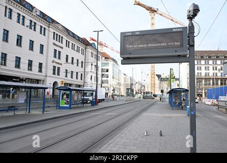 Munich, Allemagne. 19th mai 2023. Vous pouvez lire « tram massivement limité » sur un panneau d'affichage à la gare principale de Munich. Des grèves d'avertissement ont lieu aujourd'hui dans les transports publics en Bavière. Selon Verdi, les compagnies de transport à Munich, Nuremberg, Augsbourg, Landshut, Bayreuth, Schweinfurt, Bamberg, Fürth et Regensburg sont en grève. Credit: Felix Hörhager/dpa/Alay Live News Banque D'Images