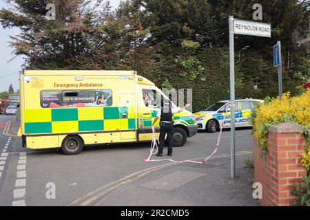 Londres, Royaume-Uni. 19th mai 2023. La scène à Reynolds Road, Hayes, West London, où un homme a été trouvé avec de multiples blessures par coups de couteau après un combat. L'homme est mort sur la scène. Crédit photo: Ben Cawthra/Sipa USA crédit: SIPA USA/Alay Live News Banque D'Images