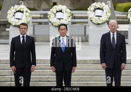 Hiroshima, Japon. 18th mai 2023. (G-D) le président français Emmanuel Macron, le Premier ministre japonais Fumio Kishida et le président américain Joe Biden posent pour une photo de groupe après avoir déposé des couronnes de fleurs au Cenotaph pour les victimes de la bombe atomique dans le Parc commémoratif de la paix, dans le cadre du Sommet d'Hiroshima en G7 à Hiroshima, au Japon, du 19 mai 2023. (Photo de Franck Robichon/Pool) le Sommet d'Hiroshima G7 se tiendra du 19 au 21 mai 2023. (Credit image: © POOL via ZUMA Press Wire) USAGE ÉDITORIAL SEULEMENT! Non destiné À un usage commercial ! Banque D'Images