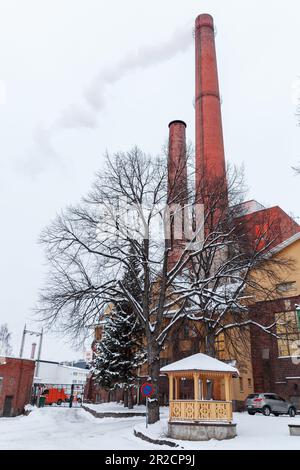 Turku, Finlande - 21 janvier 2016: Centrale électrique de Turku en hiver, photo verticale Banque D'Images