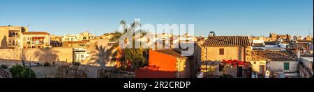 Vieille ville historique Alcudia, Majorque. Paysage urbain depuis la forteresse au coucher du soleil. Vue panoramique sur la destination de voyage dans les îles Baléares Banque D'Images