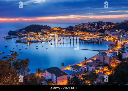 Port de Soller au coucher du soleil. Magnifique crépuscule à destination de voyage à Majorque, Espagne. Vieille ville illuminée des îles Baléares Banque D'Images