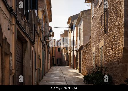 Rue Alcudia. Vieille ville typique de Majorque avec une rue étroite et des bâtiments en pierre Banque D'Images