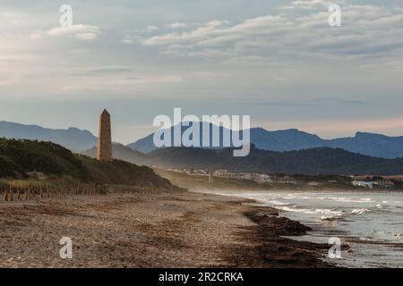 Plage Playa del Muro avec Alcudia pins tour à Majorque, Iles Baléares, Espagne. Destination de voyage entre Alcudia et CAN Picafort Banque D'Images