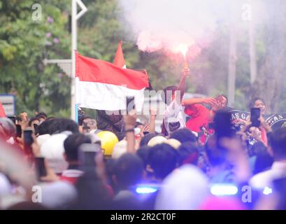 Senayan, Jakarta, Indonésie. 19th mai 2023. Les résidents félictent tous les athlètes occasionnels qui excellent aux Jeux DE LA MER de 2023 lors d'une parade victorieuse sur Jalan Sudirman, Jakarta, on 19 mai 2023. Le contingent indonésien aux Jeux DE la MER de 2023 a remporté un total de 87 médailles d'or, 80 médailles d'argent et 109 médailles de bronze. Le ministère de la Jeunesse et des Sports (Kemenpora) apprécie les réalisations des athlètes indonésiens aux Jeux DE LA MER de 2023 en célébrant ce succès par un défilé de champions. (Credit image: © Dasril Roszandi/ZUMA Press Wire) USAGE ÉDITORIAL SEULEMENT! Non destiné À un usage commercial ! Banque D'Images