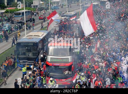 Senayan, Jakarta, Indonésie. 19th mai 2023. Les résidents félictent tous les athlètes occasionnels qui excellent aux Jeux DE LA MER de 2023 lors d'une parade victorieuse sur Jalan Sudirman, Jakarta, on 19 mai 2023. Le contingent indonésien aux Jeux DE la MER de 2023 a remporté un total de 87 médailles d'or, 80 médailles d'argent et 109 médailles de bronze. Le ministère de la Jeunesse et des Sports (Kemenpora) apprécie les réalisations des athlètes indonésiens aux Jeux DE LA MER de 2023 en célébrant ce succès par un défilé de champions. (Credit image: © Dasril Roszandi/ZUMA Press Wire) USAGE ÉDITORIAL SEULEMENT! Non destiné À un usage commercial ! Banque D'Images