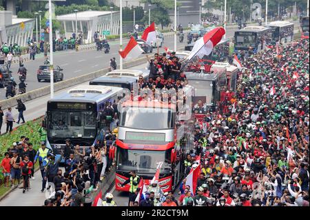 Senayan, Jakarta, Indonésie. 19th mai 2023. Les résidents félictent tous les athlètes occasionnels qui excellent aux Jeux DE LA MER de 2023 lors d'une parade victorieuse sur Jalan Sudirman, Jakarta, on 19 mai 2023. Le contingent indonésien aux Jeux DE la MER de 2023 a remporté un total de 87 médailles d'or, 80 médailles d'argent et 109 médailles de bronze. Le ministère de la Jeunesse et des Sports (Kemenpora) apprécie les réalisations des athlètes indonésiens aux Jeux DE LA MER de 2023 en célébrant ce succès par un défilé de champions. (Credit image: © Dasril Roszandi/ZUMA Press Wire) USAGE ÉDITORIAL SEULEMENT! Non destiné À un usage commercial ! Banque D'Images