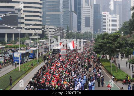 Senayan, Jakarta, Indonésie. 19th mai 2023. Les résidents félictent tous les athlètes occasionnels qui excellent aux Jeux DE LA MER de 2023 lors d'une parade victorieuse sur Jalan Sudirman, Jakarta, on 19 mai 2023. Le contingent indonésien aux Jeux DE la MER de 2023 a remporté un total de 87 médailles d'or, 80 médailles d'argent et 109 médailles de bronze. Le ministère de la Jeunesse et des Sports (Kemenpora) apprécie les réalisations des athlètes indonésiens aux Jeux DE LA MER de 2023 en célébrant ce succès par un défilé de champions. (Credit image: © Dasril Roszandi/ZUMA Press Wire) USAGE ÉDITORIAL SEULEMENT! Non destiné À un usage commercial ! Banque D'Images