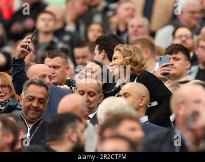 Newcastle upon Tyne, Royaume-Uni. 18th mai 2023. Amanda Staveley (R) copropriétaire de Newcastle United pose un selfie avant le match de la Premier League entre Newcastle United et Brighton Hove Albion à St. Parc James, Newcastle upon Tyne. Crédit photo à lire: Nigel Roddis/Sportimage crédit: Sportimage Ltd/Alay Live News Banque D'Images