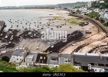 Le Mont Orgueil est un château de Jersey qui surplombe le port de Gorey, sur la côte est de l'île. Banque D'Images