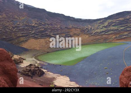 Lago verde près du village de pêcheurs d'El Golfo sur Lanzarote Banque D'Images