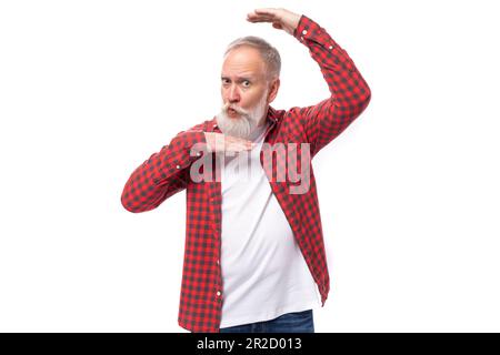 beau 60s homme d'âge mûr dans une chemise élégante fait un visage Banque D'Images