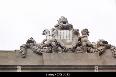 Les anges viennois sur le bâtiment tiennent les armoiries , au sommet il y a une couronne . Mai 2023 Banque D'Images