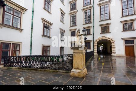 Statue en pierre d'un lion couronné avec sa langue à Schweizertor, Vienne, Autriche Banque D'Images