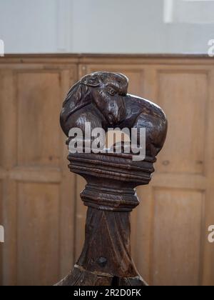 Tête de pew en bois sculpté représentant un agneau, église Saint-Nicolas, Denston, Suffolk ; volée en 1972 et retournée en 2018 après avoir été trouvée sur le site de vente aux enchères Banque D'Images