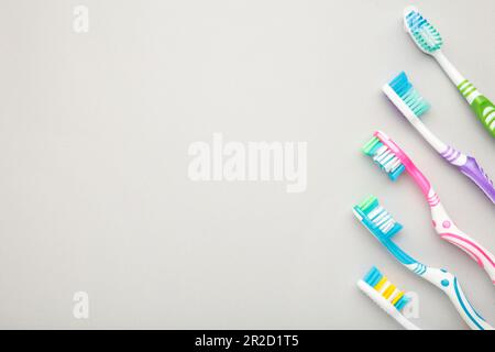 Brosses à dents sur fond gris avec espace de copie. Vue de dessus Banque D'Images