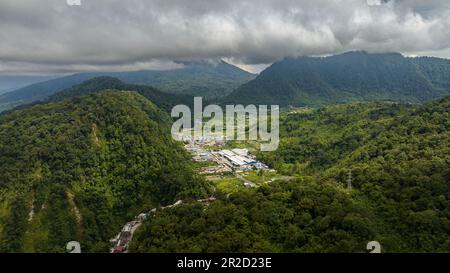 Petite ville au milieu des montagnes avec jungle et forêt tropicale. Berastagi, Sumatra. Indonésie. Banque D'Images