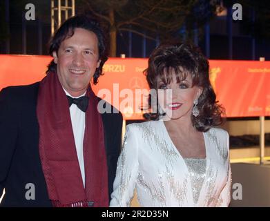 ARCHIVE PHOTO: Joan COLLINS tourne 90 ans sur 23 mai 2023, cérémonie de remise des prix de la caméra d'or à Berlin: L'actrice Joan COLLINS avec le mari Percy GIBSON, format paysage, 3 février 2005. ? Banque D'Images